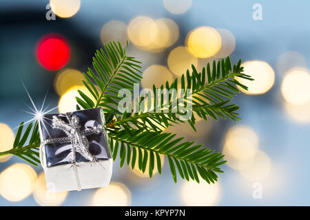 In der Nähe von Silber auf grün Weihnachten Zweig. Schöne Dekoration mit festlichen Atmosphäre auf unscharfen Hintergrund mit Bokeh. Stockfoto