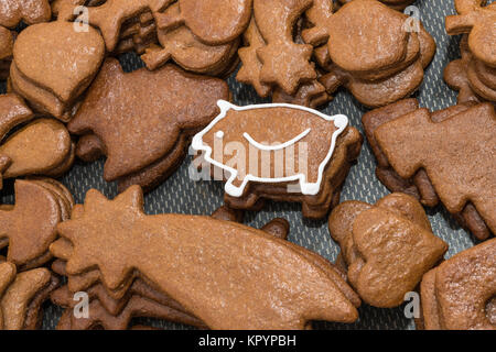 Süßes neues Jahr piggy für gutes Glück von Weihnachten Lebkuchen. Stapel von unterschiedlich geformte Gebäck mit den weiß gehaltenen Schwein an der Spitze. Stockfoto