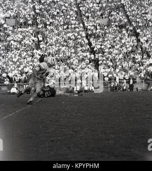 1960, historische Bild zeigt eine große geneigte Publikum ein spannendes Spiel des American Football, USA. Stockfoto