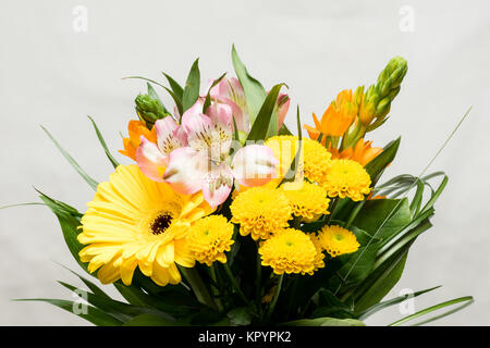 Blumenstrauß aus Rosa, Weiß, Orange und Gelb der Blumen. Viele verschiedene Blüten. Big Gerbera blühen. Blühende Chrysantheme, Weißen Stoff Textur Hintergrund Stockfoto