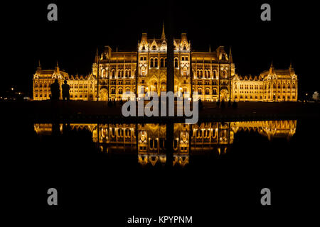 Ungarn, Budapest, ungarischen Parlament lilluminated Nachts mit Spiegelbild im Wasser, Wahrzeichen der Stadt Stockfoto