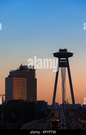 Die Slowakei, Bratislava, Sonnenuntergang am Meisten SNP - Neue Brücke (Novy Most, UFO-Brücke) und Aupark Tower Stockfoto