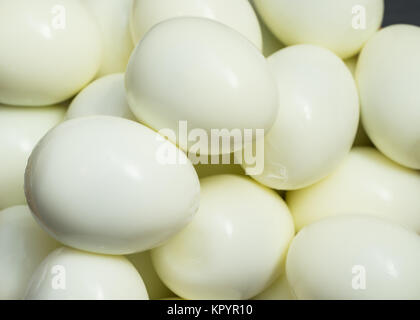 Bündel von gekochten und geschälten Eier. Konzept von Lebensmitteln und landwirtschaftlichen Produkten. Stockfoto