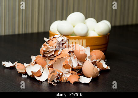 Bündel von gekochten und geschälten Eier Ende Eierschale in eine Schüssel geben. Konzept von Lebensmitteln und landwirtschaftlichen Produkten. Stockfoto