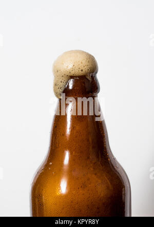 Braune Flaschen und Bier, weißen Hintergrund. Stockfoto