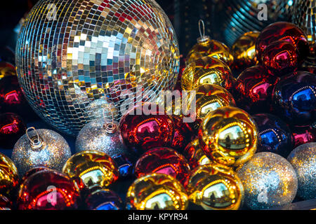 Festliche Hintergrund der glänzenden bunten Christbaumkugeln und disco Kugeln Stockfoto