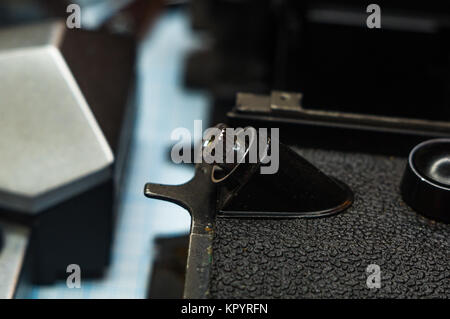 Teile sind vollständig demontiert alten retro Film SLR Kamera auf Millimeterpapier, close-up Stockfoto