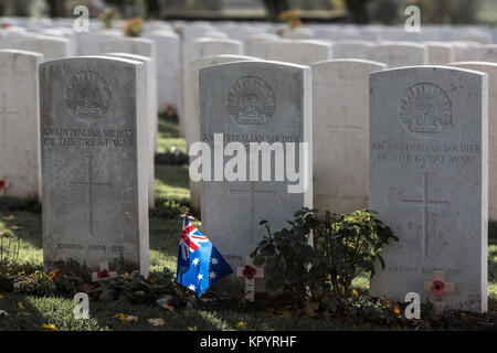 Australische Flagge am Grab eines unbekannten australischen Soldaten von der Tyne Cot Soldatenfriedhof in Zonnebeke, Belgien. Stockfoto