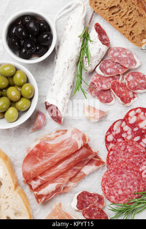 Salami, Schinken, Wurst, Schinken, Speck, Toast, Oliven. Fleisch Antipasti. Ansicht von oben Stockfoto