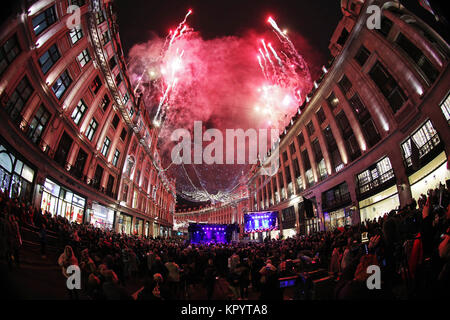 Feuerwerk als "der Geist der Weihnacht" Anzeige ist auf der Regent Street geschaltet - die erste Central London Street, festliche Beleuchtung und Dekoration zurück 1954 Mit vorstellen: Atmosphäre, Wo: London, Großbritannien Wann: 16 Aug 2017 Quelle: Joe Pepler/PinPep/WENN.com Stockfoto