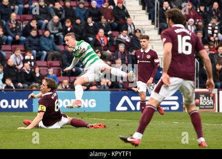 Leigh Griffiths von Celtic schießt um das Tor, als er von Hearts Christophe Berra während des Ladbrokes-Spiels der schottischen Premiership im Tynecastle Stadium, Edinburgh, in Angriff genommen wird. DRÜCKEN SIE VERBANDSFOTO. Bilddatum: Sonntag, 17. Dezember 2017. Siehe PA Geschichte FUSSBALLHERZEN. Bildnachweis sollte lauten: Ian Rutherford/PA Wire. Stockfoto