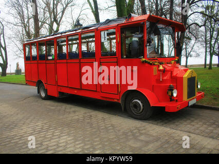 Ein horizontales Bild der populären Bratislava tourist roten Bus Parkplätze in der Nähe von einem Park. In Bratislava erfasst. Die Hauptstadt der Slowakei. Stockfoto