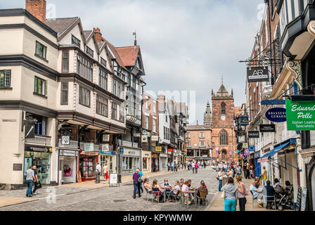 Menschen entspannen in Coffee Shops entlang Frodsham Street im historischen Stadtzentrum von Chester, Cheshire, England. Stockfoto