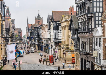 Die Chester Rows in Chester, Cheshire, England, bestehen aus überdachten Gehwegen im ersten Stock Stockfoto