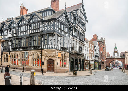 Die Chester Rows in Chester, Cheshire, England, bestehen aus überdachten Gehwegen im ersten Stock Stockfoto