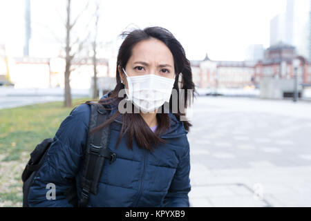 Frau mit Gesichtsmaske im Freien Stockfoto