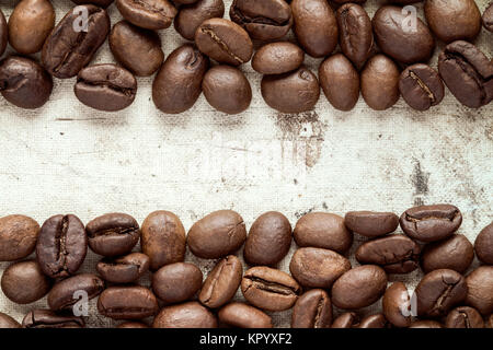 Kaffeebohnen am Rand des Bildes Stockfoto