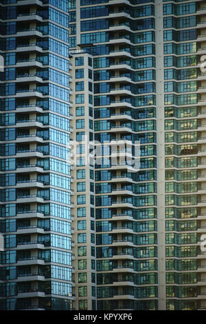 Hochhausfassade mit Balkon Stockfoto