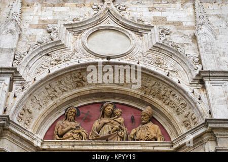 Montepulciano, Provinz Siena, Toskana, Italien, Europa - Detail der Fassade einer Kirche mit Marmor Skulptur im Stadtzentrum Stockfoto