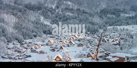 Shirakawago aufleuchtenden Schneefall Stockfoto