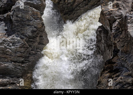 Wasserfall fließt zwischen den Lavasteinen Stockfoto