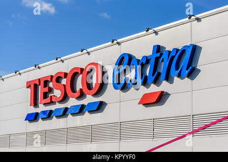 Northampton, Großbritannien - 25.Oktober 2017: Ansicht eines Tesco Extra Logo in Weston Favell. Stockfoto