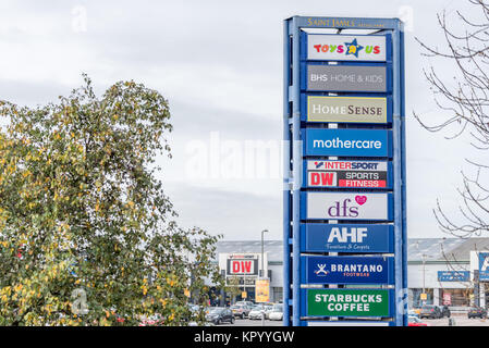 Northampton, Großbritannien - 26.Oktober 2017: Blick auf Ständer mit shop Logo in Nene Valley Retail Park. Stockfoto