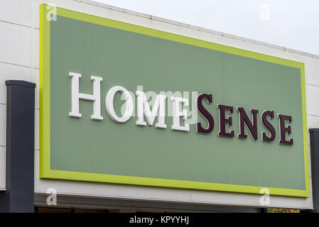 Northampton, Großbritannien - 26.Oktober 2017: Ansicht eines HomeSense Logo in Nene Valley Retail Park. Stockfoto