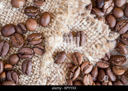 Kaffeebohnen auf Sackleinen Hintergrund Stockfoto