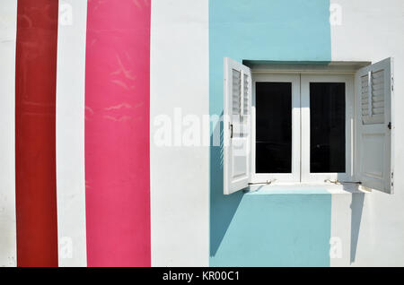 Windows auf multi Farbe Wand Stockfoto