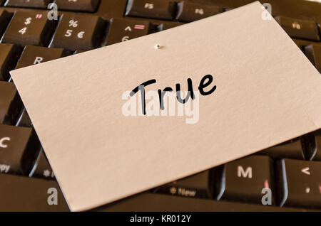 Wahre Konzept auf der Tastatur Hintergrund Stockfoto