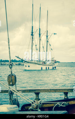 Alten Segelboot im Hafen, Muskelaufbau Stockfoto