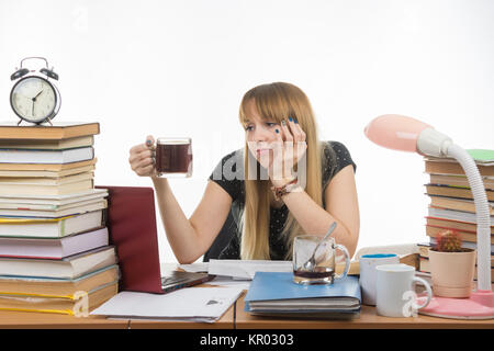 Studentin macht Nacht leider schaut noch eine Tasse Kaffee Stockfoto