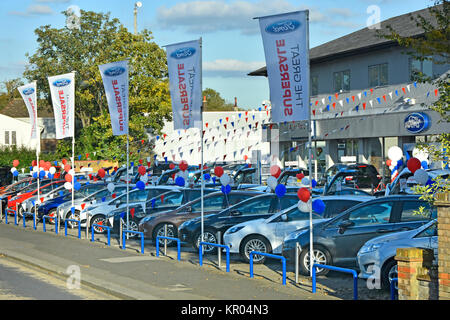 Luftballons Wimpelketten & Banner Förderung & Werbung durch einen Ford Fahrzeug Händler Holding supersale gebrauchte gebrauchte Autos auf vorplatz Essex England Großbritannien Stockfoto