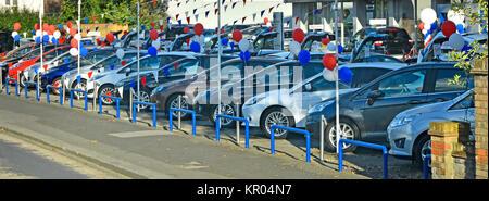 Ballons & bunting Förderung & Werbung durch einen Ford Fahrzeug Händler Holding supersale gebrauchte gebrauchte Autos auf vorplatz Essex England Großbritannien Stockfoto