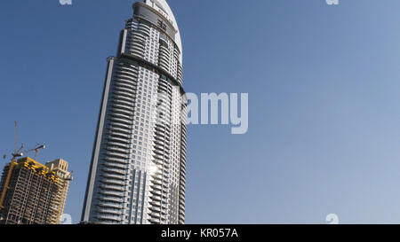 Dubai, VAE, Mai 1, 2017: weiße Hochhäuser im Bankenviertel. Wolkenkratzer am blauen Himmel Hintergrund. Geschäfts-, Finanz-, Immobilien- Hintergrund. Wolkenkratzer in Dubai, VAE. Stockfoto