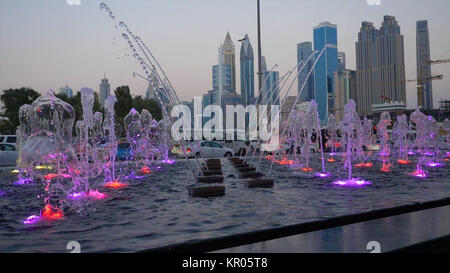 Viele kleine Spritzer tanzenden Fontänen im Sommer Dubai Park. Outdoor kleine Brunnen, um sich im Sommer erfrischen Stockfoto