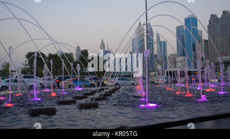 Viele kleine Spritzer tanzenden Fontänen im Sommer Dubai Park. Outdoor kleine Brunnen, um sich im Sommer erfrischen Stockfoto