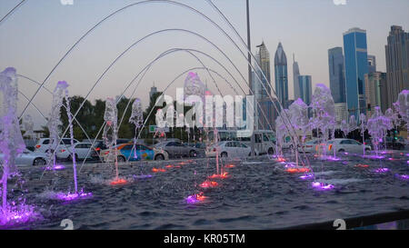Viele kleine Spritzer tanzenden Fontänen im Sommer Dubai Park. Outdoor kleine Brunnen, um sich im Sommer erfrischen Stockfoto