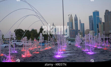 Viele kleine Spritzer tanzenden Fontänen im Sommer Dubai Park. Outdoor kleine Brunnen, um sich im Sommer erfrischen Stockfoto