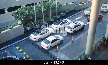 Blick von oben auf die Auto aus Parkplatz in modernes Gebäude. Auto aus Parken Top View Stockfoto
