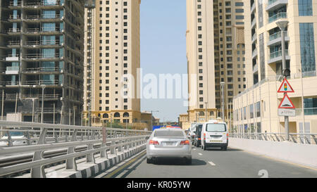 Vereinigte Arabische Emirate, Dubai - Oktober 2017: Stau auf der Straße in Dubai. Donnerstag und Freitag sind die größten in Dubai, da es ist der letzte Tag der Woche und auch am Wochenende für die meisten Menschen Stockfoto