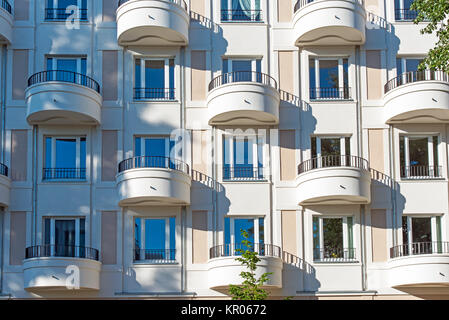 Fassade eines modernen Mehrfamilienhaus in Berlin mit runden Balkon Stockfoto