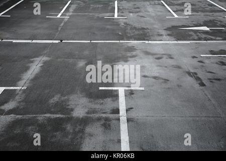 Parkplatz-Linien und Zeichen Stockfoto