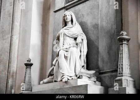 Statue einer Frau über ein Mausoleum in der Duomo Nuovo oder Neue Kathedrale, die größte Römische Katholische Kirche in Brescia, Italien Stockfoto