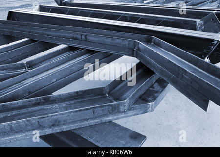neue geschweißte Metallstreben auf modernen Anlagen Stockfoto