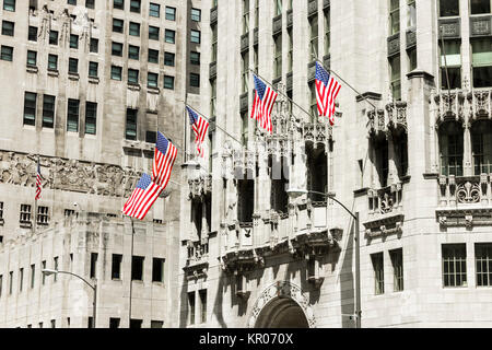 Amerikanische Flaggen in der Tribune Tower. Chicago, Illinois Stockfoto