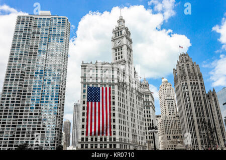 River Plaza, Wrigley Gebäude mit den großen US-amerikanischen Fahne, und Tribune Tower. Chicago, Illinois Stockfoto