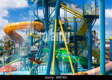 Wasserrutschen und Brunnen in der Aquapark Stockfoto