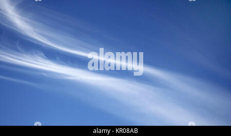 Weiß wispy Cirrus Wolken in einem blauen Sommerhimmel Stockfoto